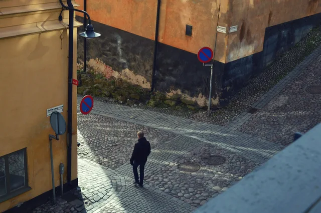 brostensbelagte gade, ensom, mand, by, gade, arkitektur, brosten, sten, alene, bygning, europa, europæisk, stockholm, girl with the dragon tattoo, historisk, rejse, udendørs. Aftaler med bureauer: sådan sikrer du klare vilkår