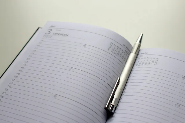 notebook, pen, desk, workplace, home office, work, ballpoint pen, job, looking for a job, office, write, career, marker pen, job search, communication, writing tool, stationery, notes, date, calendar, planning, business, events, future, year, self employment, schedule, meeting, weekly calendar, note, time, day, furnishing, period, blue, office supplies, deadline, management, agenda, due date, handwritten, memory, memo, meet, creativity, paper, conception, idea, projects, goal, plan, concept, draft, calendar, schedule, weekly calendar, weekly calendar, agenda, agenda, agenda, agenda, agenda, due date, due date. Bureauvalg i praksis: fra behovsafklaring til underskrift