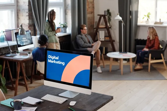 Collaborative team meeting in a modern office setting with digital marketing focus. Kriterier for bureau- og platformvalg: en struktureret metode