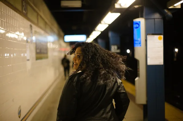 subway, woman, train, metro, nyc, curly hair, platform, subway, subway, subway, subway, woman, train, train, train, curly hair, curly hair, curly hair, curly hair, curly hair. Platformes annoncevilkår: hvilke krav bør danske annoncører kontrollere?