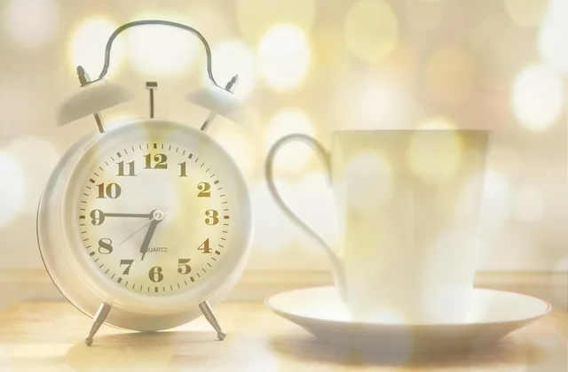 alarm clock, coffee pot, time, wake up, time display, ring the bell, have breakfast, good morning, alarm clock time, stand up, tomorrow, clock, memory, moment, punctuality, in time, coffee break, light effects, sparkle, tender, romantic, wake up, good morning, good morning, good morning, good morning, good morning, clock. Timepris og fastpris: Hvem bærer risikoen for tid og resultat?