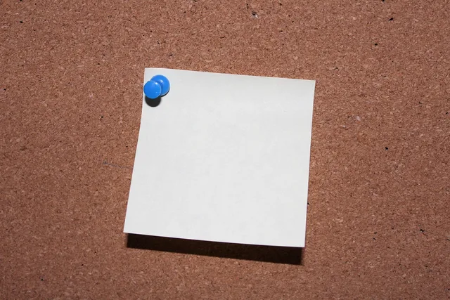 note, memo, notepad, reminder, message, communication, announcement, bulletin, task, office supply, idea, copy space. Servicemål i bureauaftaler: sådan aftaler du dem