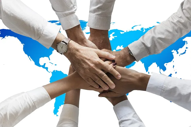 hands, friendship, together, people, continents, world, global, globalization, international, handshake, hand, trust, shaking hands, connectedness, friends, shake hands, hold tight, business, social, politics, media, mission, partner, heschäft partner, global, international, handshake, handshake, handshake, trust, trust, shaking hands, shake hands, politics, mission, mission, mission, mission, mission, partner. Skalerbarhed og kapacitet: sådan vurderer du en partner